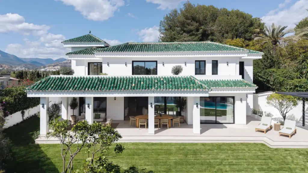 290 m2 villa for sale in Marbella