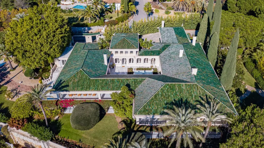 2422 m² villa for sale in Marbella